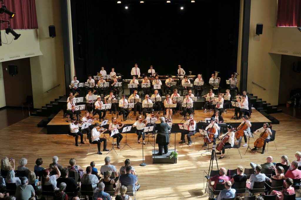 Zu sehen ist ein Bild eines gemeinsamen Konzerts unseres Orchesters mit dem Streichorchester Saitensprung in der Max-Taut-Aula.